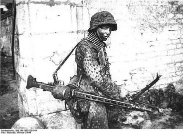 A young SS grenadier with Mg-42 (Bundes Archive) 